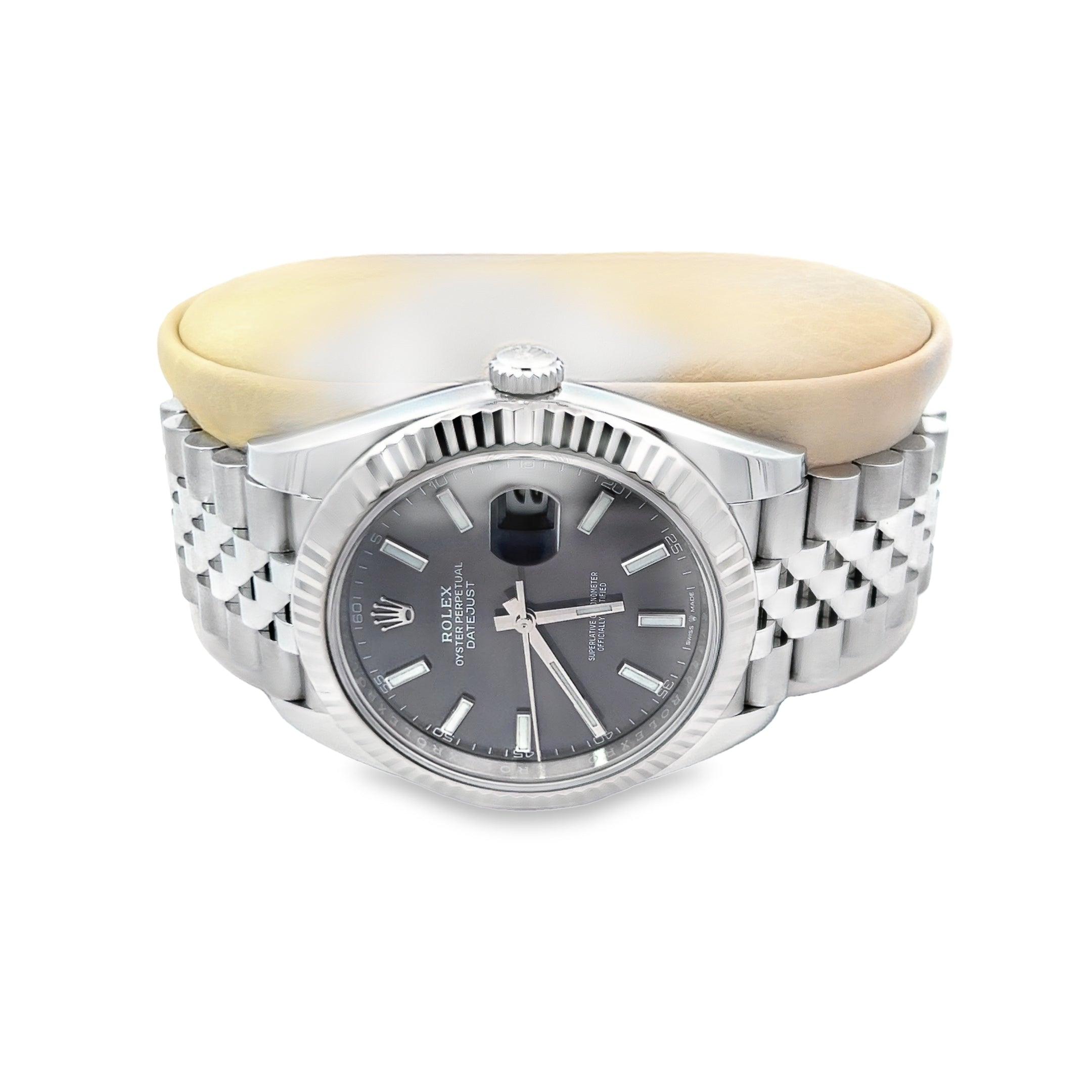 **Elegant Men’s Timepiece with Sleek Silver Bracelet and Sophisticated Black Dial**