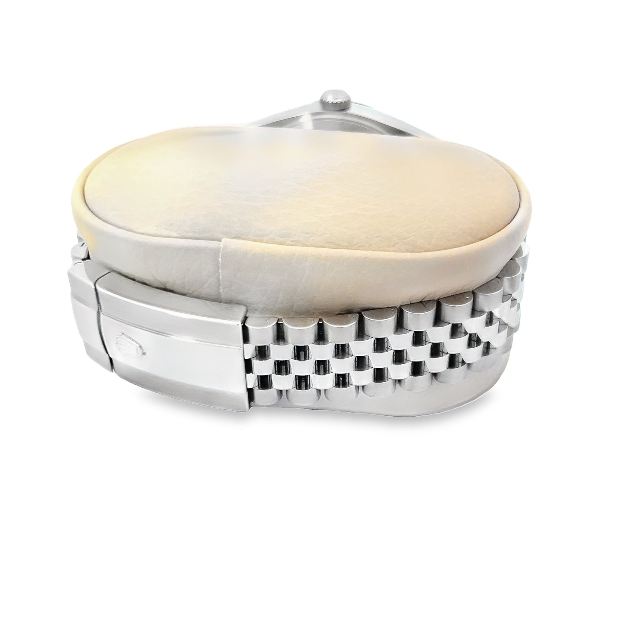 **Elegant Men’s Timepiece with Sleek Silver Bracelet and Sophisticated Black Dial**